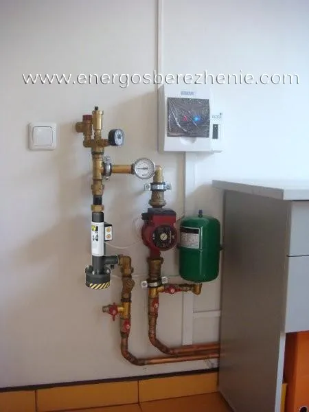 Котел ION у котельні поруч із газовим котлом